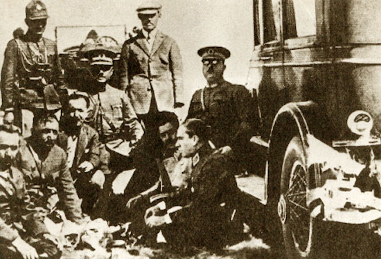 Cumhurbaşkanı Gazi Mustafa Kemal, Ankara'da Birinci Ordu manevralarında dinlenirken (8 Ekim 1926)