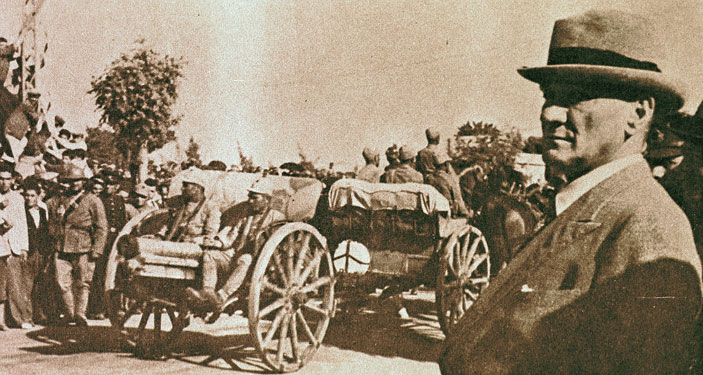 Cumhurbaşkanı Atatürk, Adana'da askerlerin geçişini izlerken (24 Mayıs 1938)