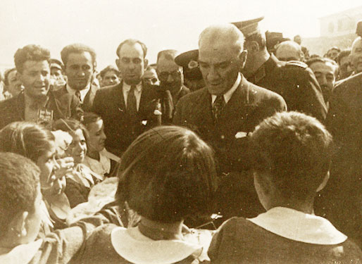 Cumhurbaşkanı Atatürk, Nazilli'de öğrencilerle (9 Ekim 1937)