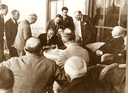 Cumhurbaşkanı Atatürk, Üçüncü Türk Dil Kurultayında bir grup delege ile birlikte (Ağustos 1936)