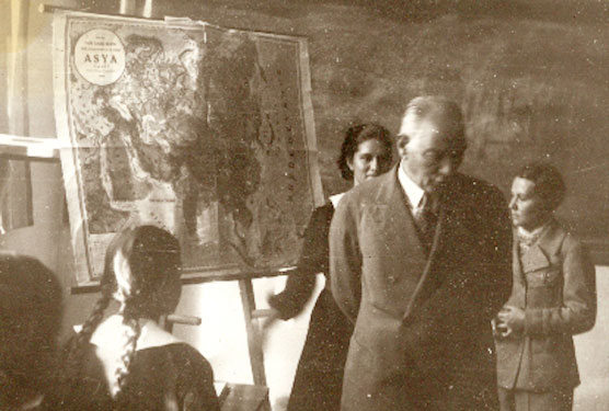 Cumhurbaşkanı Atatürk, Adana İsmet Paşa Kız Enstitüsünde tarih dersinde (19 Kasım 1937)