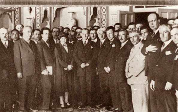 Cumhurbaşkanı Gazi Mustafa Kemal, Ankara'da Türk Ocağı kurultay delegeleri ile (27 Nisan 1930)