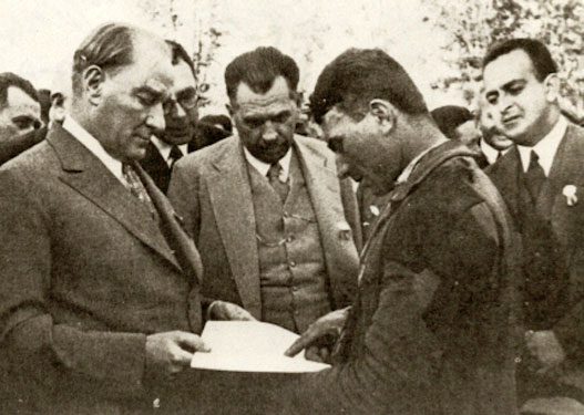 Cumhurbaşkanı Gazi Mustafa Kemal, Orman Çiftliği'nde bir genci sınav yaparken (25 Mayıs 1933)