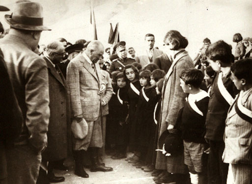 Cumhurbaşkanı Atatürk, Pertek'te öğrencilerle konuşurken (17 Kasım 1937)