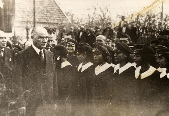 Cumhurbaşkanı Atatürk, Afyon'da öğrencilerin önünden geçerken (20 Kasım 1937)