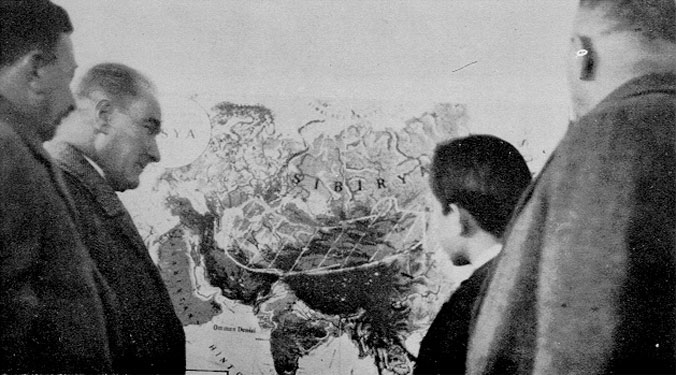 Cumhurbaşkanı Gazi Mustafa Kemal, Samsun Lisesinde tarih dersinde (26 Kasım 1930)