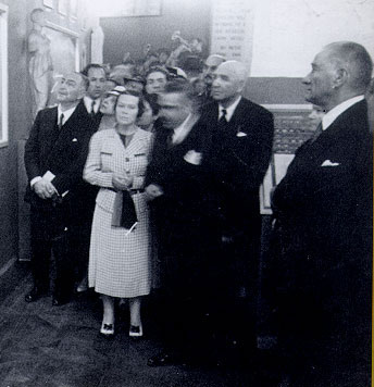 Cumhurbaşkanı Atatürk, İkinci Türk Tarih Kurultayı nedeniyle Dolmabahçe Sarayı'nda düzenlenen tarih sergisini gezerken (20 Eylül 1937)