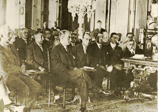 Cumhurbaşkanı Gazi Mustafa Kemal, yeni Türk harfleri konusunda verilen konferansı dinlerken (25 Ağustos 1928)