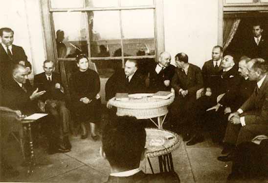 Cumhurbaşkanı Atatürk, Üçüncü Türk Dil Kurultayında bir grup delege ile birlikte (Ağustos 1936)