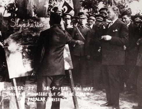 Cumhurbaşkanı Gazi Mustafa Kemal, Kayseri'de yeni Türk harflerini öğretirken (20 Eylül 1928)