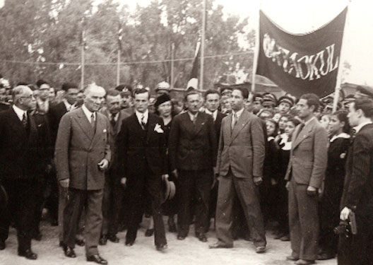 Cumhurbaşkanı Atatürk, Mersin'de öğretmen ve öğrencileri selâmlarken (19 Kasım 1937)