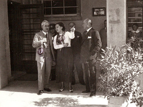 Cumhurbaşkanı Gazi Mustafa Kemal, Ankara Kız Lisesinde Başbakan İsmet İnönü ve Afet İnan ile birlikte (12 Mayıs 1934)