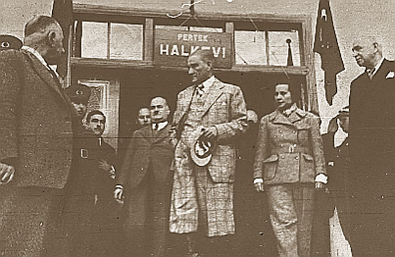 Cumhurbaşkanı Atatürk, Tunceli Pertek Halk Evi önünde (17 Kasım 1937)