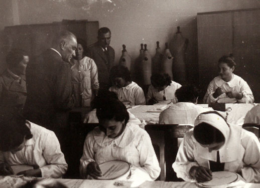 Cumhurbaşkanı Atatürk, Adana İsmet Paşa Kız Enstitüsünde el sanatı çalışmalarını izlerken (19 Kasım 1937)
