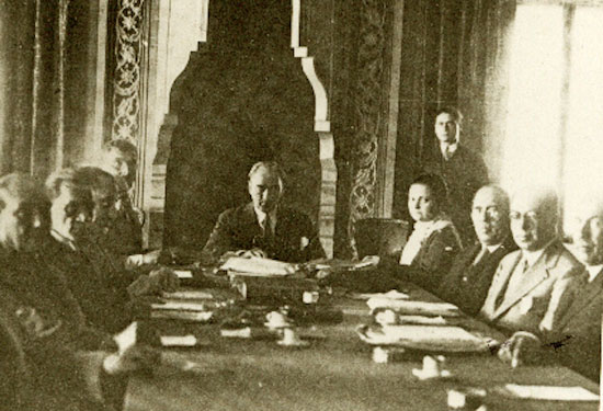 Cumhurbaşkanı Gazi Mustafa Kemal, Ankara Türk Ocağında (Resim ve Heykel Müzesi) Türk Tarih Kurumu toplantısında (19 Temmuz 1931)