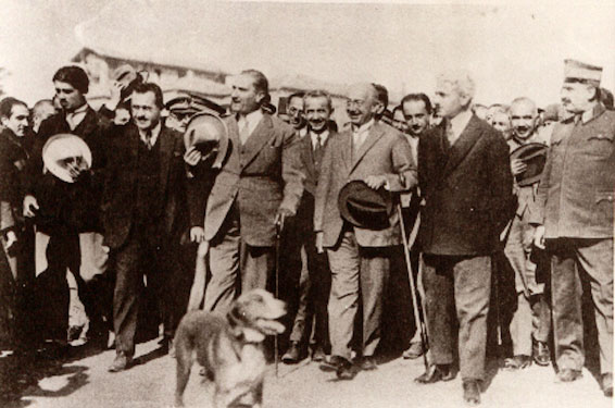 Cumhurbaşkanı Gazi Mustafa Kemal, Kastamonu'dan Ankara'ya dönüşünde kendisini karşılayanlarla (1 Eylül 1925)