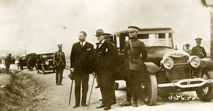 Cumhurbaþkaný Gazi Mustafa Kemal, Millî Eðitim Bakaný Mustafa Necati ile Ankara okullarýnýn spor gösterilerini izlerken (10 Mayýs 1928)