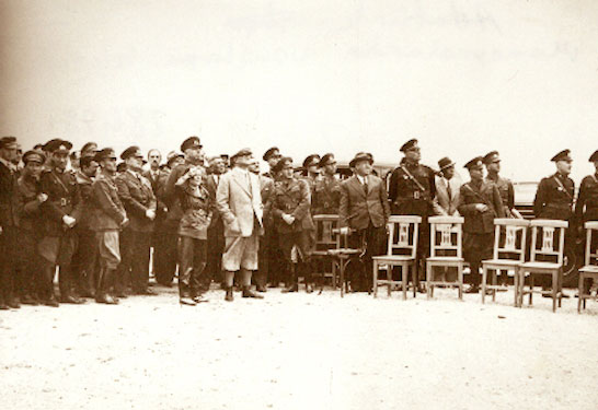 Cumhurbaşkanı Atatürk, Eskişehir'de Tayyare Mektebinde uçuşları izlerken(9 Haziran 1936)