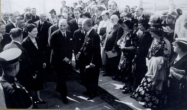 Cumhurbaşkanı Atatürk, Dolmabahçe Sarayı'nda açılan resim ve heykel sergisine gelirken (20 Eylül 1937)