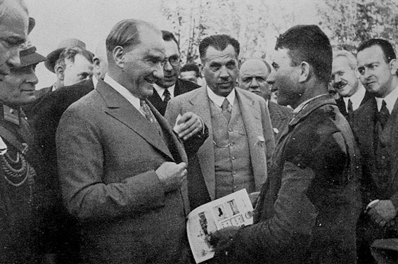 Cumhurbaşkanı Gazi Mustafa Kemal, sınav sonucunda başarılı olan gence mendilini hediye ederken (25 Mayıs 1933)