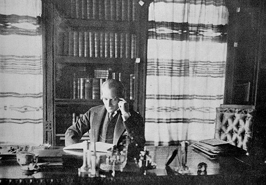 Cumhurbaşkanı Gazi Mustafa Kemal, Çankaya Köşkü'nde, kütüphanesinde çalışırken (16 Temmuz 1929)