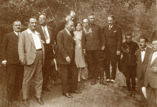 Cumhurbaşkanı Gazi Mustafa Kemal, Yalova'nın imarı hakkında ilgililerle görüşürken (12 Eylül 1929)