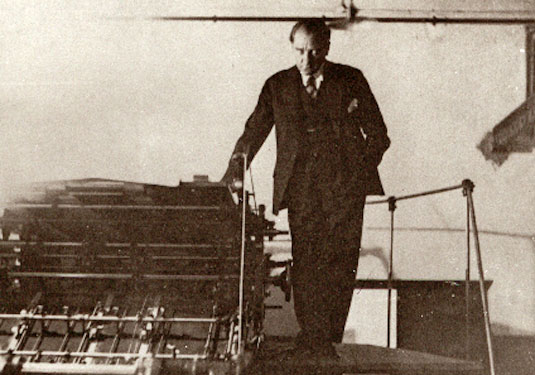 Cumhurbaşkanı Gazi Mustafa Kemal, Hâkimiyet-i Millîye Matbaasının yeni makinelerini incelerken (24 Ekim 1929)