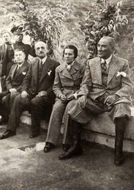 Cumhurbaşkanı Atatürk, Pertek'te Singeç Köprüsü'nde dinlenirken (17 Kasım 1937)