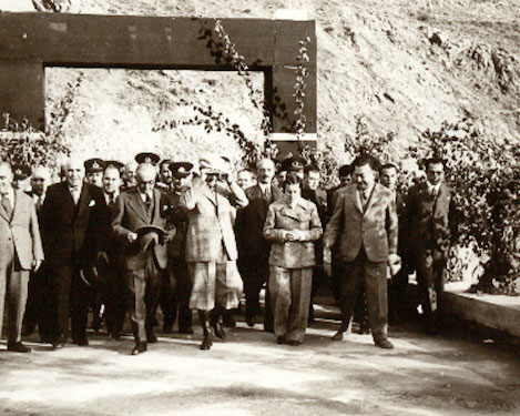 Cumhurbaşkanı Atatürk, Tunceli Pertek'te, Singeç Köprüsü'nden geçerken(17 Kasım 1937)