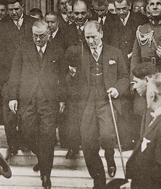 Cumhurbaşkanı Gazi Mustafa Kemal, İş Bankası İstanbul şubesinden çıkarken (16 Haziran 1928)