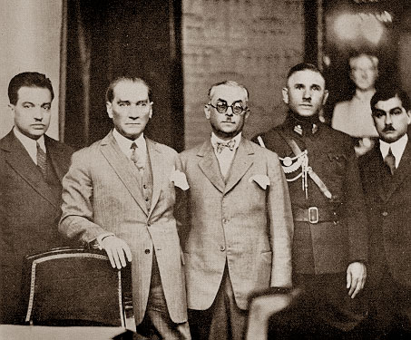 Cumhurbaşkanı Gazi Mustafa Kemal, İş Bankasının Ankara'daki Genel Merkez binasında ( 22 Ekim 1929)