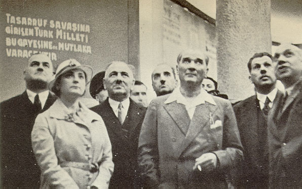 Cumhurbaşkanı Gazi Mustafa Kemal, İstanbul'da açılan İş Bankası sergisinde (12 Eylül 1934)
