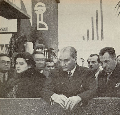Cumhurbaşkanı Gazi Mustafa Kemal, Yerli Mallar sergisini gezerken (10 Kasım 1934)