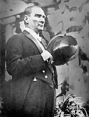 Cumhurbaşkanı Gazi Mustafa Kemal, Cumhuriyet Bayramı geçit töreninde (29 Ekim 1926)