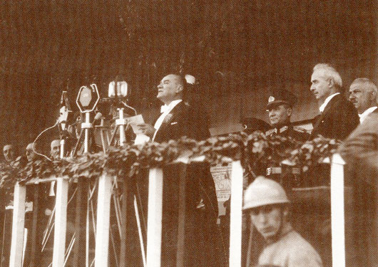 Cumhurbaşkanı Gazi Mustafa Kemal, Onuncu Yıl Nutku'nu okurken (29 Ekim 1933)