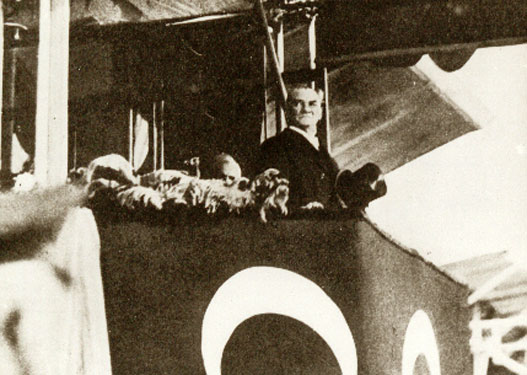 Cumhurbaşkanı Gazi Mustafa Kemal, Cumhuriyet'in onuncu yılı kutlamalarında (29 Ekim 1933)