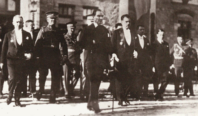 Cumhurbaşkanı Gazi Mustafa Kemal, Cumhuriyet'in onuncu yılında TBMM'den tören alanına giderken (29 Ekim 1933)
