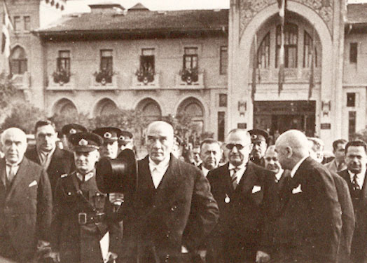 Cumhurbaşkanı Atatürk, Meclis açış konuşmasını yapmak üzere TBMM'ye giderken (1 Kasım 1935)