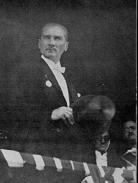 Cumhurbaşkanı Gazi Mustafa Kemal, Cumhuriyet Bayramı töreninde (29 Ekim 1925)