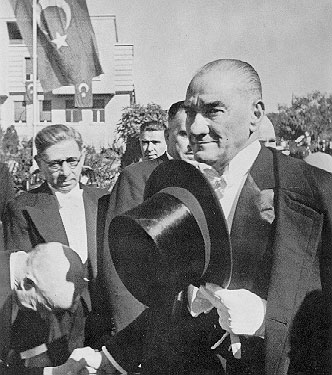 Cumhurbaşkanı Atatürk, Cumhuriyet Bayramı kutlamalarını kabul için TBMM'ye gelirken (29 Ekim 1937)