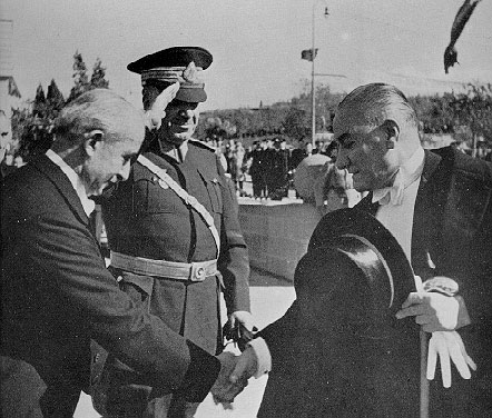 Cumhurbaşkanı Atatürk, Cumhuriyet Bayramı kutlamalarını kabul etmek için TBMM'ye gelirken Başbakan İsmet İnönü tarafından karşılanışı (29 Ekim 1936)