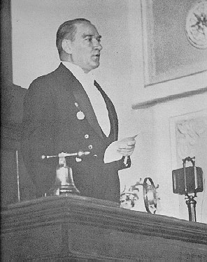 Cumhurbaşkanı Gazi Mustafa Kemal, TBMM açış konuşmasını yaparken (1 Kasım 1930)