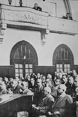 Cumhurbaşkanı Gazi Mustafa Kemal, TBMM'nin olağanüstü toplantısını locasından izlerken (25 Eylül 1930)