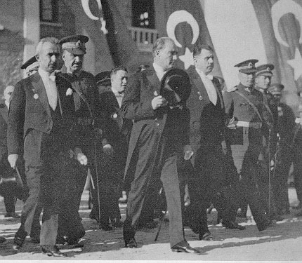 Cumhurbaşkanı Gazi Mustafa Kemal, Cumhuriyet Bayramı kutlamalarını kabulden sonra, Meclis'ten çıkarken (29 Ekim 1929)