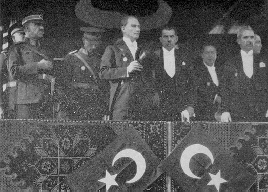 Cumhurbaşkanı Gazi Mustafa Kemal, Cumhuriyet Bayramı geçit törenini izlerken (29 Ekim 1929)