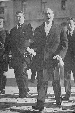 Cumhurbaşkanı Gazi Mustafa Kemal, TBMM'ye gelirken (1 Kasım 1928)