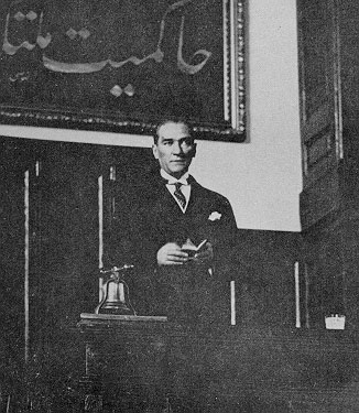 Cumhurbaşkanı Gazi Mustafa Kemal, Cumhuriyet Halk Partisi (CHP) İkinci Büyük Kongresinin açış nutkunu söylerken (15 Ekim 1927)