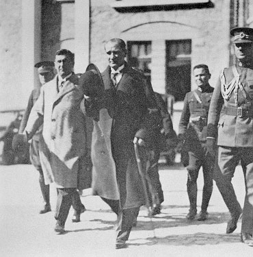 Cumhurbaşkanı Gazi Mustafa Kemal, CHP İkinci Büyük Kongresinin ilk toplantısından çıkarken (15 Ekim 1927)