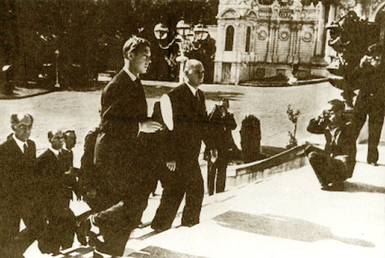 Cumhurbaşkanı Atatürk, İngiltere Kralı Edward ile Dolmabahçe Sarayı'ndan içeri girerken (4 Eylül 1936)