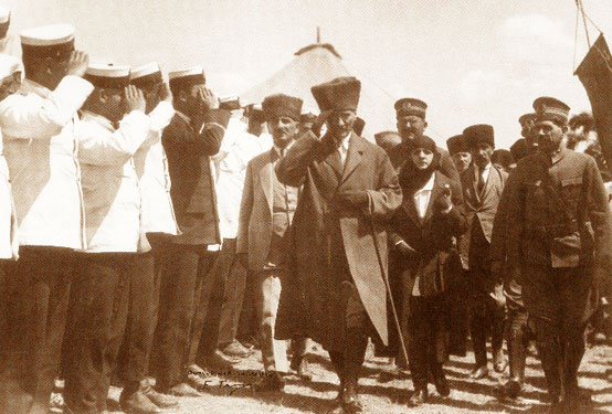 Cumhurbaşkanı Gazi Mustafa Kemal, Dumlupınar'da 'Şehit Asker' için yapılacak anıtın temelini atmaya giderken (30 Ağustos 1924)